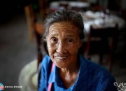 74岁老人精通11门外语，时隔16年再成网红