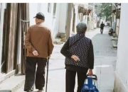 银发时代，退休老人们，如何安排自己的老年生活，而老有所乐呢？