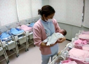 日本老了！一年新生儿才92万 为啥不愿生孩子？调查揭示两大真相