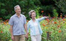 原创
            为什么老年人会长“老年斑”？预防改善老年斑3个方法！
                
                 
    