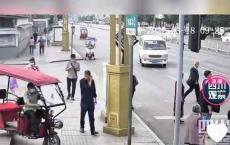 失控三轮车撞向老人，新入警的他徒手挡车，网友：我想跟他搞对象
          