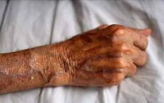 老人身上为什么总有老人味：老去并不可怕，可怕的是背后空无一人