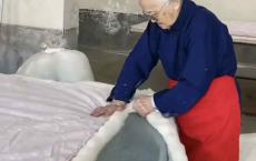 94岁还被家人当摇钱树？网红老人每天直播长达8小时两个月赚百万