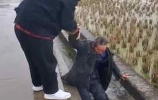 【我为群众办实事】耄耋老人摔至水沟 法院干警热心相助