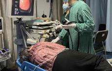 95岁老人被鱼刺卡喉，医生内镜下10分钟取出