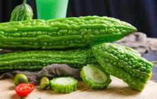 夏季吃苦胜似进补！吃苦瓜有4大好处，老年人要多吃