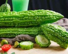 夏季吃苦胜似进补！吃苦瓜有4大好处，老年人要多吃