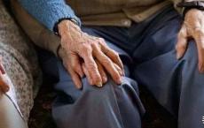 八旬夫妻手牵手去法院离婚，老爷爷：“钱全给她，别让子女知道”