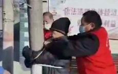石家庄老人疑出门转悠，穿红马甲人员将其绑在树上