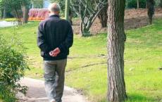 为什么老年人走路时，总喜欢背着手？看完医生的解程，恍然大悟