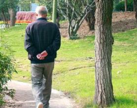 为什么老年人走路时，总喜欢背着手？看完医生的解程，恍然大悟