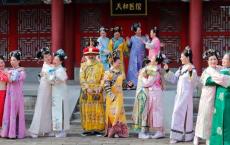 “老阿姨翻拍《甄嬛传》”走红背后的横店大众娱乐：几十元过戏瘾