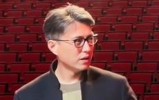 45岁靳东现身剧院看演出，穿黑色中老年夹克外套，满头白发显沧桑