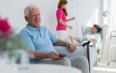 人到了多少岁，才算是老年人_5个变化频繁出现，该服老了