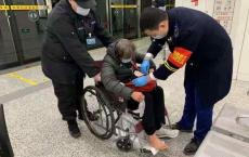 将乘客视为家人，让爱在地铁延续郑州地铁员工守护老年乘客出行