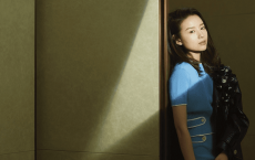 明星也有没休息好的时候，中年女星董洁，顶着眼袋出街看着仍然帅