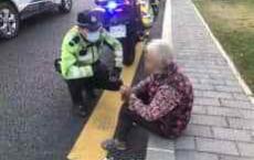 家人报警_老人已走失一天，铁骑巡逻发现及时送回