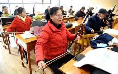 新民快评_“两只手”发力，让老年教育不再“僧多粥少”