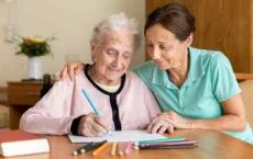 如何预防老年痴呆 试试牛奶加散步