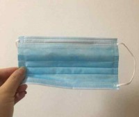 大连一老人独自乘公交，司机让老人戴口罩，老人却将口罩递给司机
                
                 
    