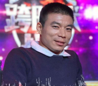 5岁时被亲生父亲踢成半身不遂,瘫痪近三十年,靠贴膜买下一套房