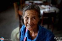 74岁老人精通11门外语，时隔16年再成网红