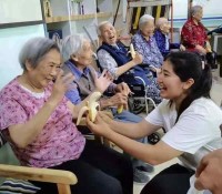 励超教育——“走进老人，关爱老人”
                
                 
    