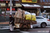 近十年日本人口由1.28亿降到1.268亿，减少120万，老龄化升到27%
