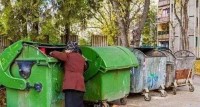 为什么总有老人爱在小区里翻垃圾？真相刺痛无数子女：我们也不想