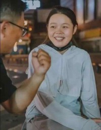 昨夜，她的笑容，让全网心疼…