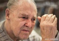 60岁后，不想“惹”上老年痴呆，做好3件事，灵活大脑到老不痴呆