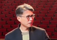 45岁靳东现身剧院看演出，穿黑色中老年夹克外套，满头白发显沧桑