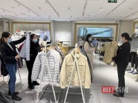 羽绒服做成风衣样，轻薄款变得更修身，武汉人冬天保暖真“型”