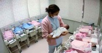 日本老了！一年新生儿才92万 为啥不愿生孩子？调查揭示两大真相