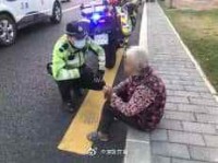 家人报警_老人已走失一天,铁骑巡逻发现及时送回