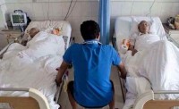 我该如何养老！独生子守护在父母床边，背影中透出沉重的压力