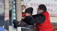 石家庄老人疑出门转悠，穿红马甲人员将其绑在树上