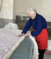 94岁还被家人当摇钱树？网红老人每天直播长达8小时两个月赚百万