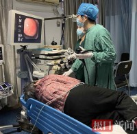 95岁老人被鱼刺卡喉，医生内镜下10分钟取出