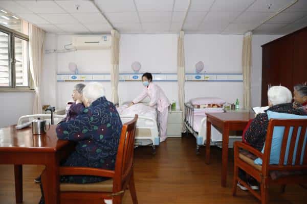 “上海很多养老院都空出床位来了”，只是疫情原因_新的服务模...