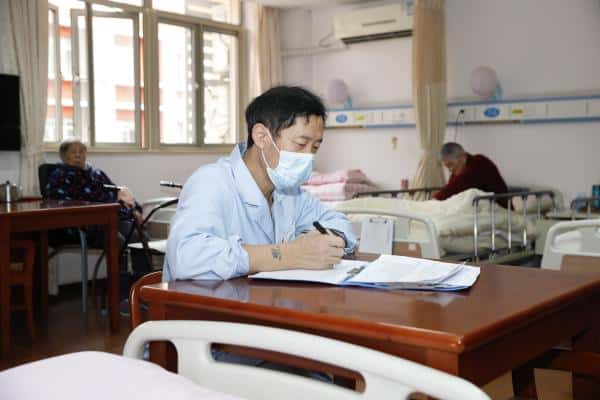 “上海很多养老院都空出床位来了”，只是疫情原因_新的服务模...